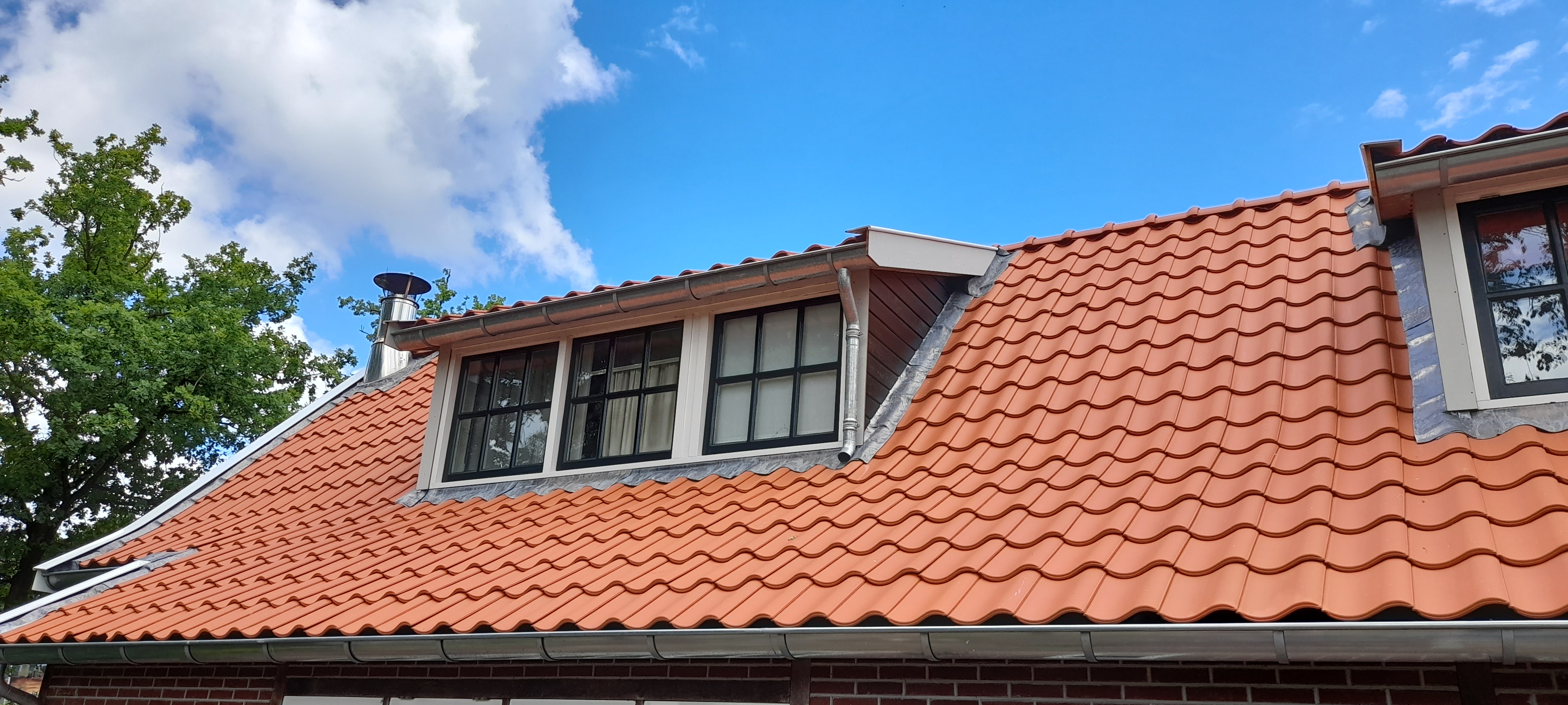 Restauratie en verduurzaming hellend dak en dakkapellen Weerselo fase 1 foto